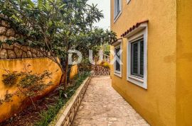 MALI LOŠINJ, OKOLICA - Apartmanska kuća u mirnom dijelu otoka, Mali Lošinj, Casa