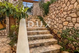 MALI LOŠINJ, OKOLICA - Apartmanska kuća u mirnom dijelu otoka, Mali Lošinj, Casa