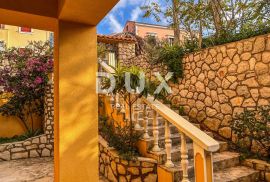 MALI LOŠINJ, OKOLICA - Apartmanska kuća u mirnom dijelu otoka, Mali Lošinj, Casa