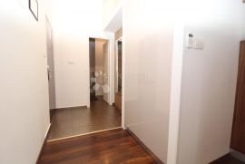 RIJEKA, CENTAR - 2 studio apartmana i poslovni prostor, Rijeka, Διαμέρισμα