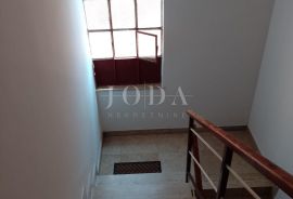 Prostrani stan s pogledom na more i garažom u Crikvenici, Crikvenica, Appartement