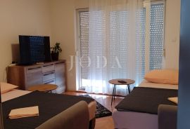 Prostrani stan s pogledom na more i garažom u Crikvenici, Crikvenica, Appartement