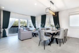 Istra, okolica Rovinja, predivan namješten dvosoban stan NKP 85m2 800m od mora, Rovinj, Flat