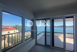 ŠIBENIK, BETINA -Luksuzni stan u novogradnji prvi red do mora, Tisno, Appartment