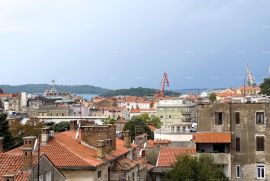 Stan Eksluziva agencije. Prodaje se prostran stan u Preradovićevoj ulici, Pula. Stan se proteže kroz cijelu etažu i nudi izuzetno puno prostora za ugodan život., Pula, Kвартира