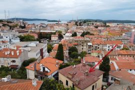 Stan Eksluziva agencije. Prodaje se prostran stan u Preradovićevoj ulici, Pula. Stan se proteže kroz cijelu etažu i nudi izuzetno puno prostora za ugodan život., Pula, Apartamento