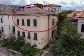 Stan Eksluziva agencije. Prodaje se prostran stan u Preradovićevoj ulici, Pula. Stan se proteže kroz cijelu etažu i nudi izuzetno puno prostora za ugodan život., Pula, Apartamento