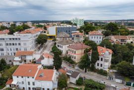 Stan Eksluziva agencije. Prodaje se prostran stan u Preradovićevoj ulici, Pula. Stan se proteže kroz cijelu etažu i nudi izuzetno puno prostora za ugodan život., Pula, Appartment