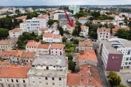 Stan Eksluziva agencije. Prodaje se prostran stan u Preradovićevoj ulici, Pula. Stan se proteže kroz cijelu etažu i nudi izuzetno puno prostora za ugodan život., Pula, Διαμέρισμα