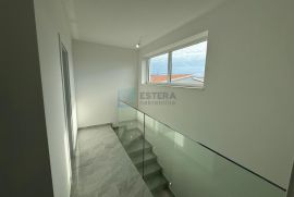 PRODAJA kuća s bazenom Vir, 159 m2, 400 m od mora, parking, Vir, House