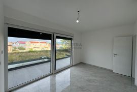 PRODAJA kuća s bazenom Vir, 159 m2, 400 m od mora, parking, Vir, Ev