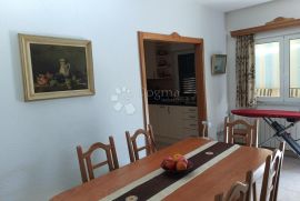 VODICE  PREKRASNA KUĆA SA 9 APARTMANA 100 METARA OD MORA, Vodice, Haus