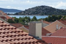 VODICE  PREKRASNA KUĆA SA 9 APARTMANA 100 METARA OD MORA, Vodice, Σπίτι