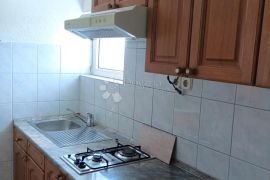 VODICE  PREKRASNA KUĆA SA 9 APARTMANA 100 METARA OD MORA, Vodice, Σπίτι