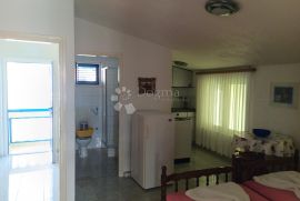 VODICE  PREKRASNA KUĆA SA 9 APARTMANA 100 METARA OD MORA, Vodice, Famiglia