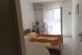 VODICE  PREKRASNA KUĆA SA 9 APARTMANA 100 METARA OD MORA, Vodice, Σπίτι