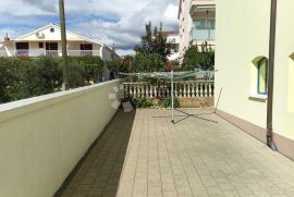 VODICE  PREKRASNA KUĆA SA 9 APARTMANA 100 METARA OD MORA, Vodice, House