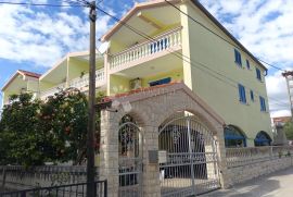 VODICE  PREKRASNA KUĆA SA 9 APARTMANA 100 METARA OD MORA, Vodice, Maison