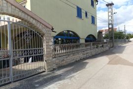 VODICE  PREKRASNA KUĆA SA 9 APARTMANA 100 METARA OD MORA, Vodice, House