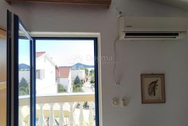 VODICE  PREKRASNA KUĆA SA 9 APARTMANA 100 METARA OD MORA, Vodice, Σπίτι