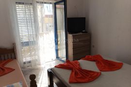 VODICE  PREKRASNA KUĆA SA 9 APARTMANA 100 METARA OD MORA, Vodice, Σπίτι