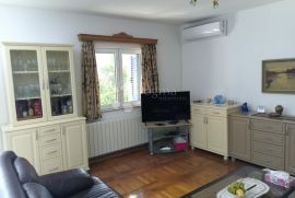 VODICE  PREKRASNA KUĆA SA 9 APARTMANA 100 METARA OD MORA, Vodice, Ev