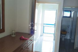 VODICE  PREKRASNA KUĆA SA 9 APARTMANA 100 METARA OD MORA, Vodice, Famiglia