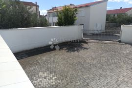 VODICE  PREKRASNA KUĆA SA 9 APARTMANA 100 METARA OD MORA, Vodice, Σπίτι