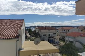 VODICE  PREKRASNA KUĆA SA 9 APARTMANA 100 METARA OD MORA, Vodice, Σπίτι