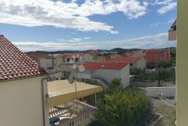 VODICE  PREKRASNA KUĆA SA 9 APARTMANA 100 METARA OD MORA, Vodice, Σπίτι