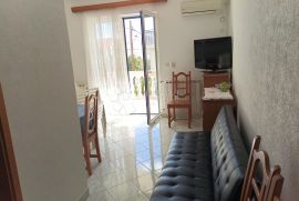 VODICE  PREKRASNA KUĆA SA 9 APARTMANA 100 METARA OD MORA, Vodice, House