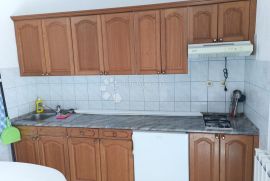 VODICE  PREKRASNA KUĆA SA 9 APARTMANA 100 METARA OD MORA, Vodice, Famiglia