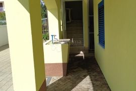 VODICE  PREKRASNA KUĆA SA 9 APARTMANA 100 METARA OD MORA, Vodice, Σπίτι