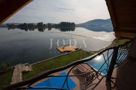 Vila uz jezero, Ogulin, Дом