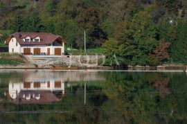 Vila uz jezero, Ogulin, بيت