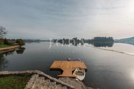 Vila uz jezero, Ogulin, Σπίτι