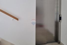 Rovinj - luksuzan stan 111m2 u modernoj novogradnji 200m od mora + vrt + garaža, Rovinj, Apartamento