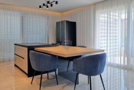 Rovinj - luksuzan stan 111m2 u modernoj novogradnji 200m od mora + vrt + garaža, Rovinj, Apartamento