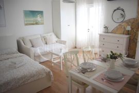 Vodice, stan 70m2 sa vrtom i parkirnim mjestom, Vodice, Apartamento