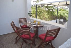 Vodice, stan 70m2 sa vrtom i parkirnim mjestom, Vodice, Apartamento