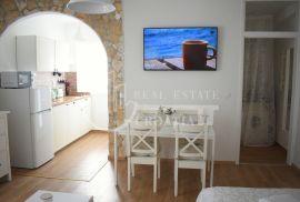 Vodice, stan 70m2 sa vrtom i parkirnim mjestom, Vodice, Apartamento