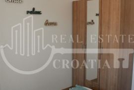 Vodice, stan 70m2 sa vrtom i parkirnim mjestom, Vodice, Apartamento