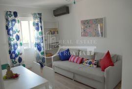 Vodice, stan 70m2 sa vrtom i parkirnim mjestom, Vodice, Wohnung