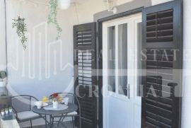 Vodice, stan 70m2 sa vrtom i parkirnim mjestom, Vodice, Wohnung