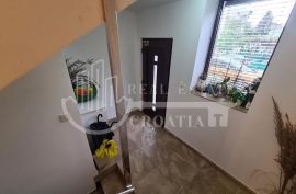 Prodaja, Ravnice, Kolonija kuća 258m2 sa okućnicom i garažom, Zagreb, House