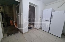 Prodaja, Ravnice, Kolonija kuća 258m2 sa okućnicom i garažom, Zagreb, Appartment