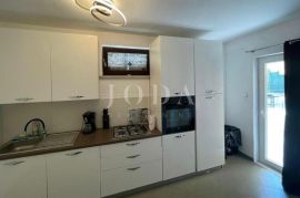 Dvosobni apartman na odličnoj lokaciji, Malinska-Dubašnica, Appartment