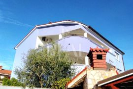 Pula, uređena obiteljska kuća sa tri stana 430m2 !, Pula, House