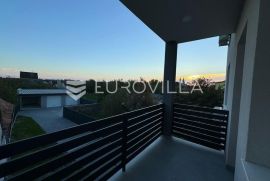 Đakovo, Centar, trosoban stan 81 m2, 1 kat + garaža, Đakovo, Apartamento