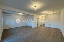 Đakovo, Centar, trosoban stan 81 m2, 1 kat + garaža, Đakovo, Apartamento